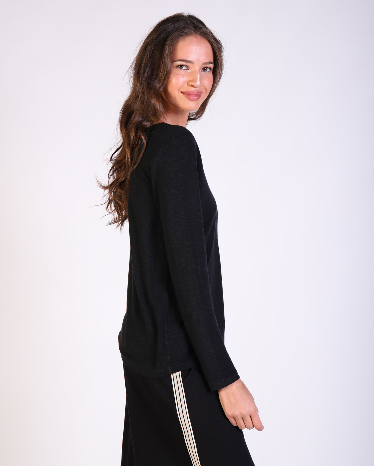 72781p-w25_colbylongsleevetee_picnic_blk_3_1764644184