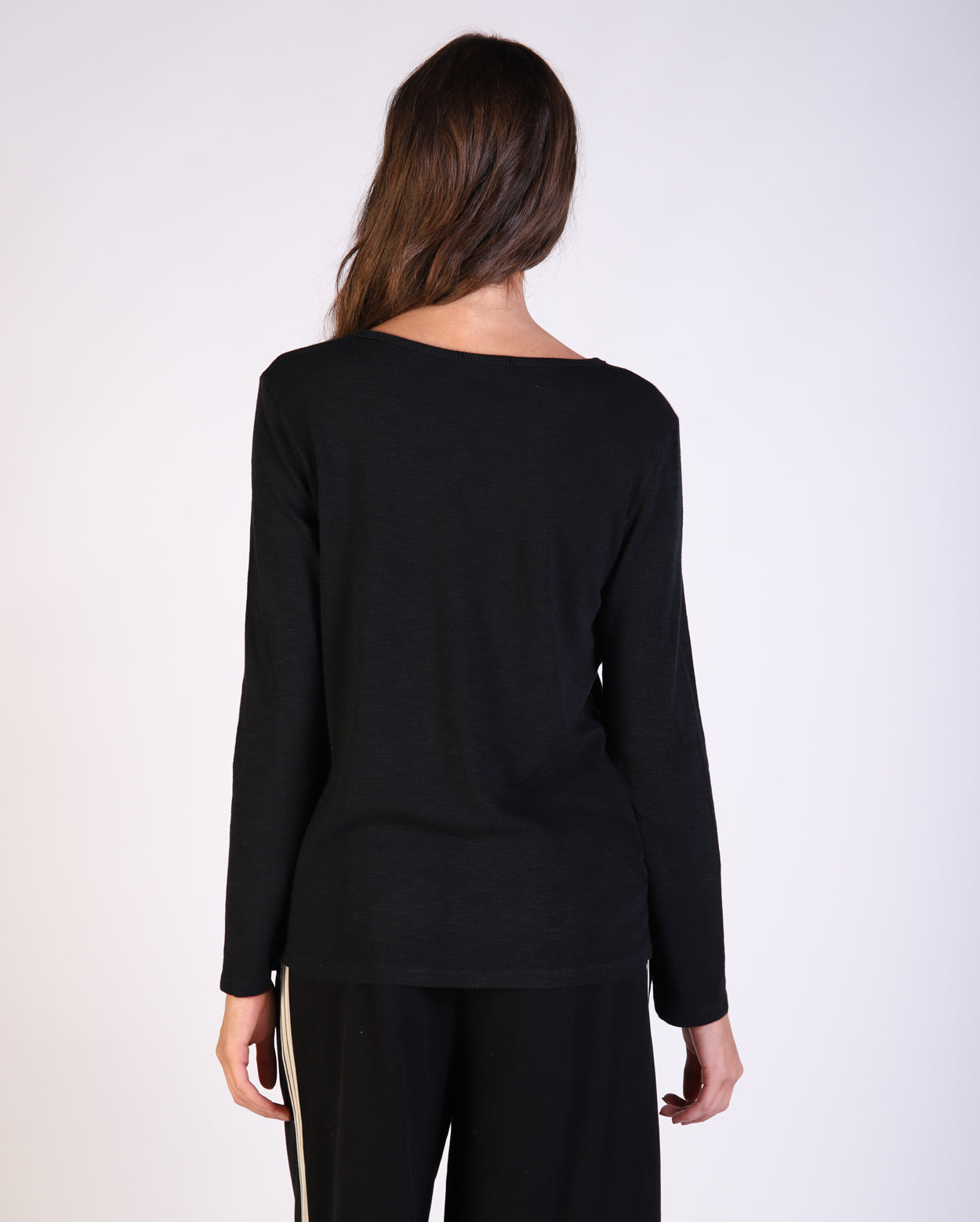 72781p-w25_colbylongsleevetee_picnic_blk_4_1764644188