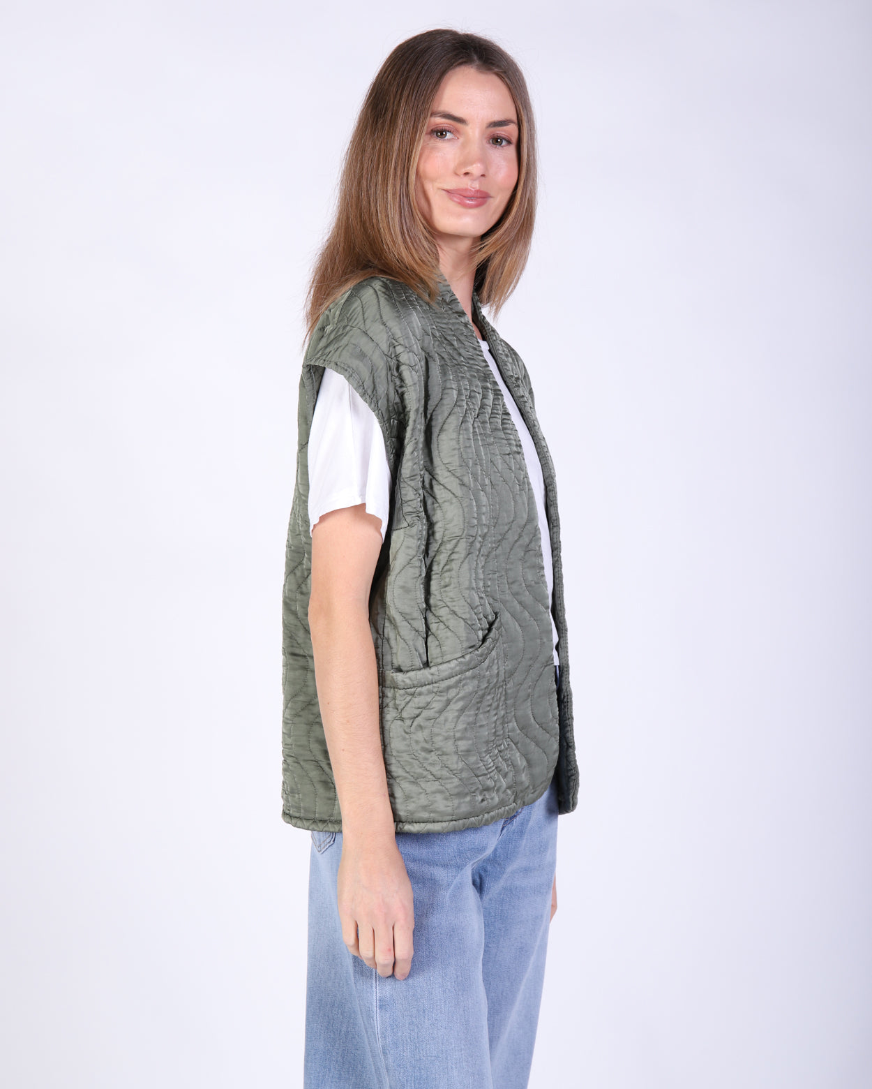 82643_karolquiltedvest_picnic_kha_3_1764647183