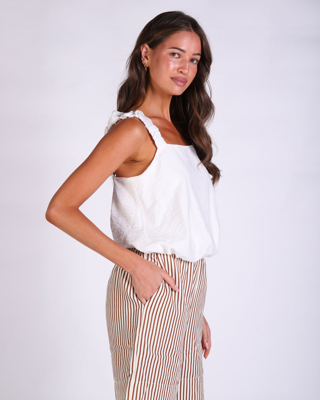 BZ768_quinntop_picnic_whi_2_1764638090