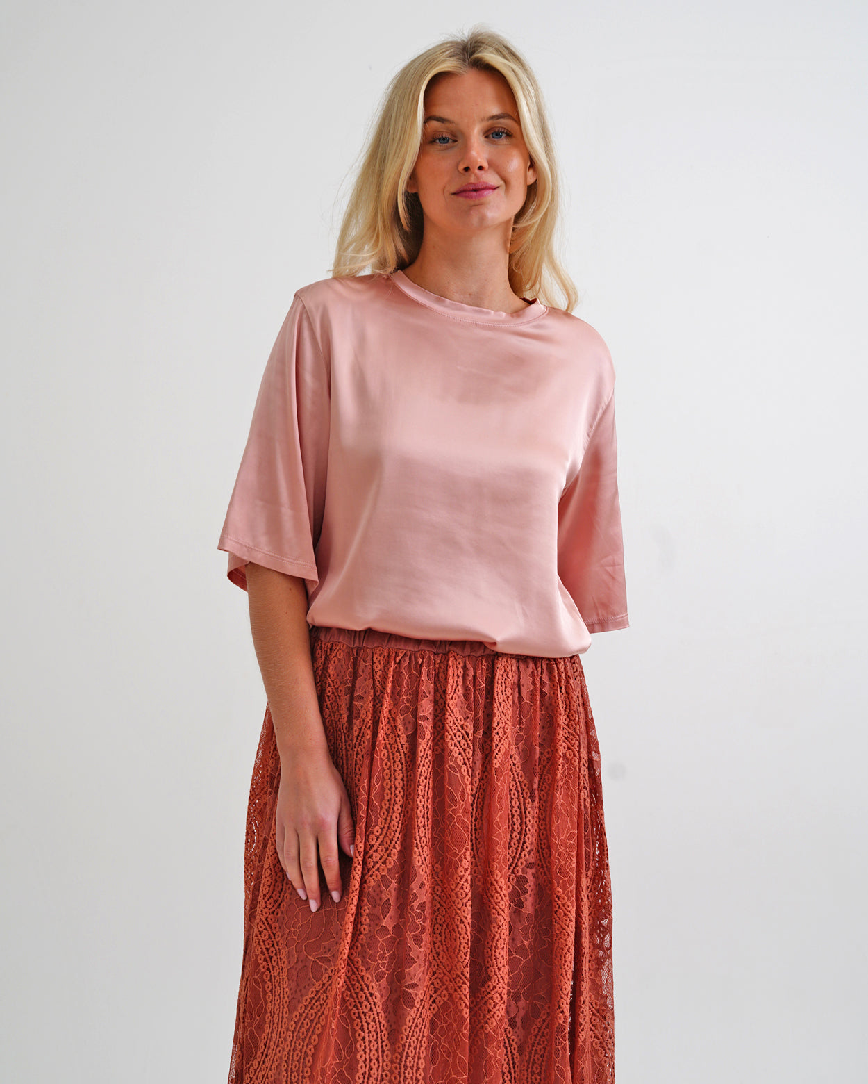 MM237-633_lottietop_picnic_pin_4_1764644339