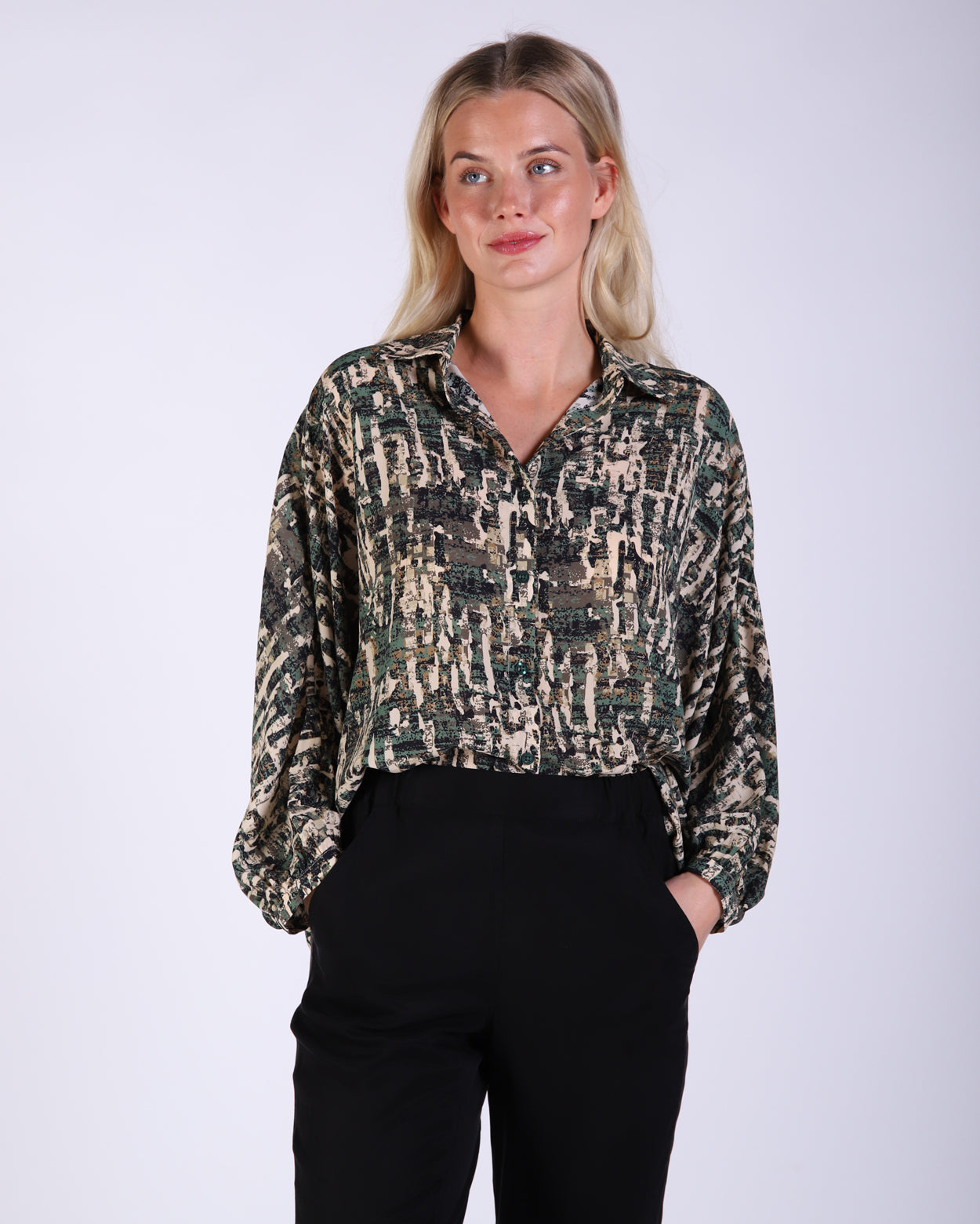 bz745-p2_amyshirt_picnic_grnmulti_1_1764646069