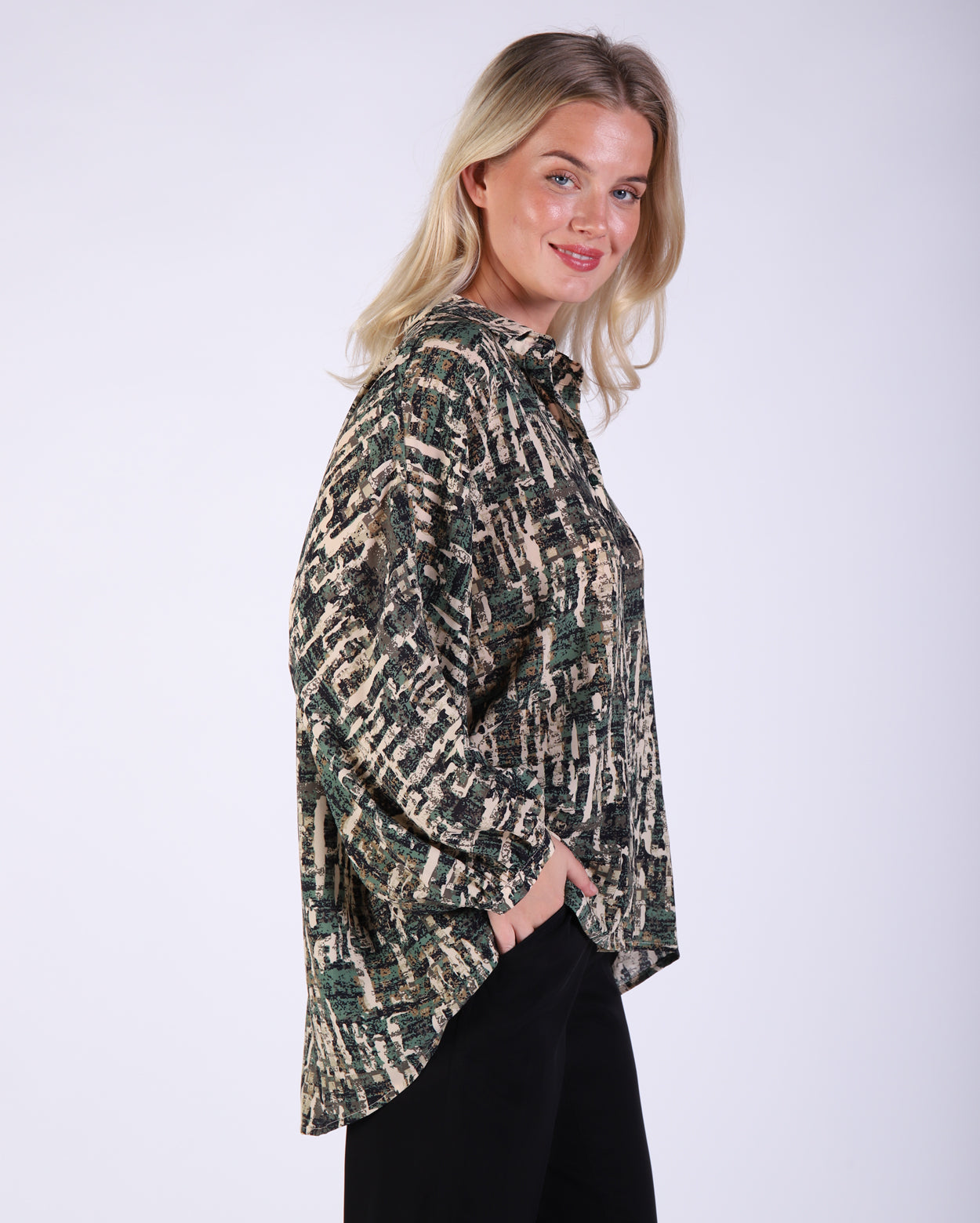 bz745-p2_amyshirt_picnic_grnmulti_3_1764645330