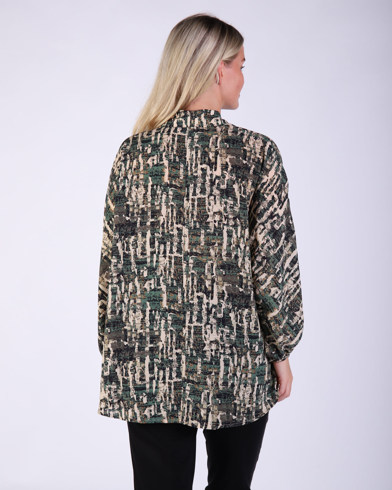 bz745-p2_amyshirt_picnic_grnmulti_4_1764646071