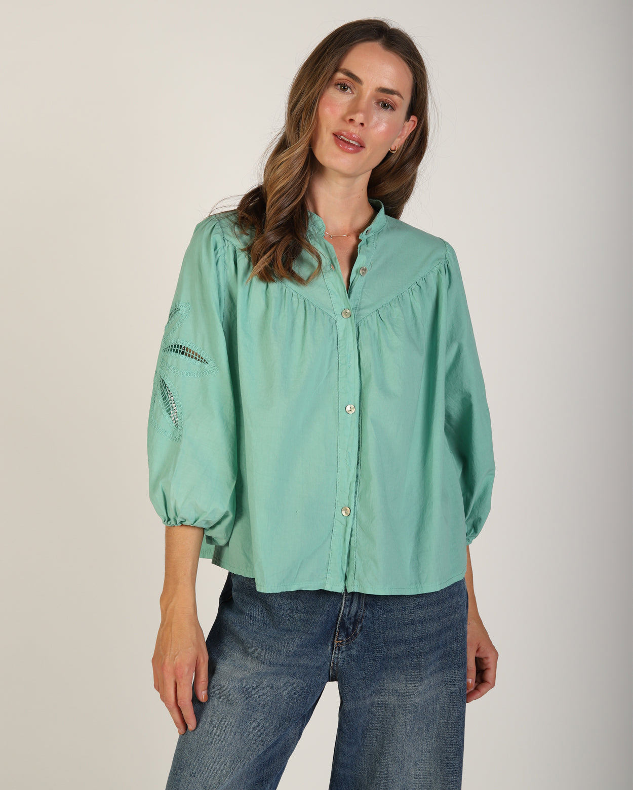 el81436925_averyshirt_picnic_min_1_1764638921