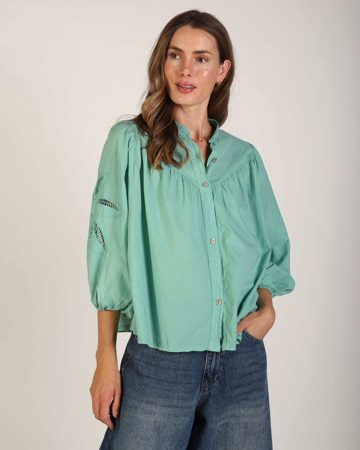 el81436925_averyshirt_picnic_min_2_1764638924