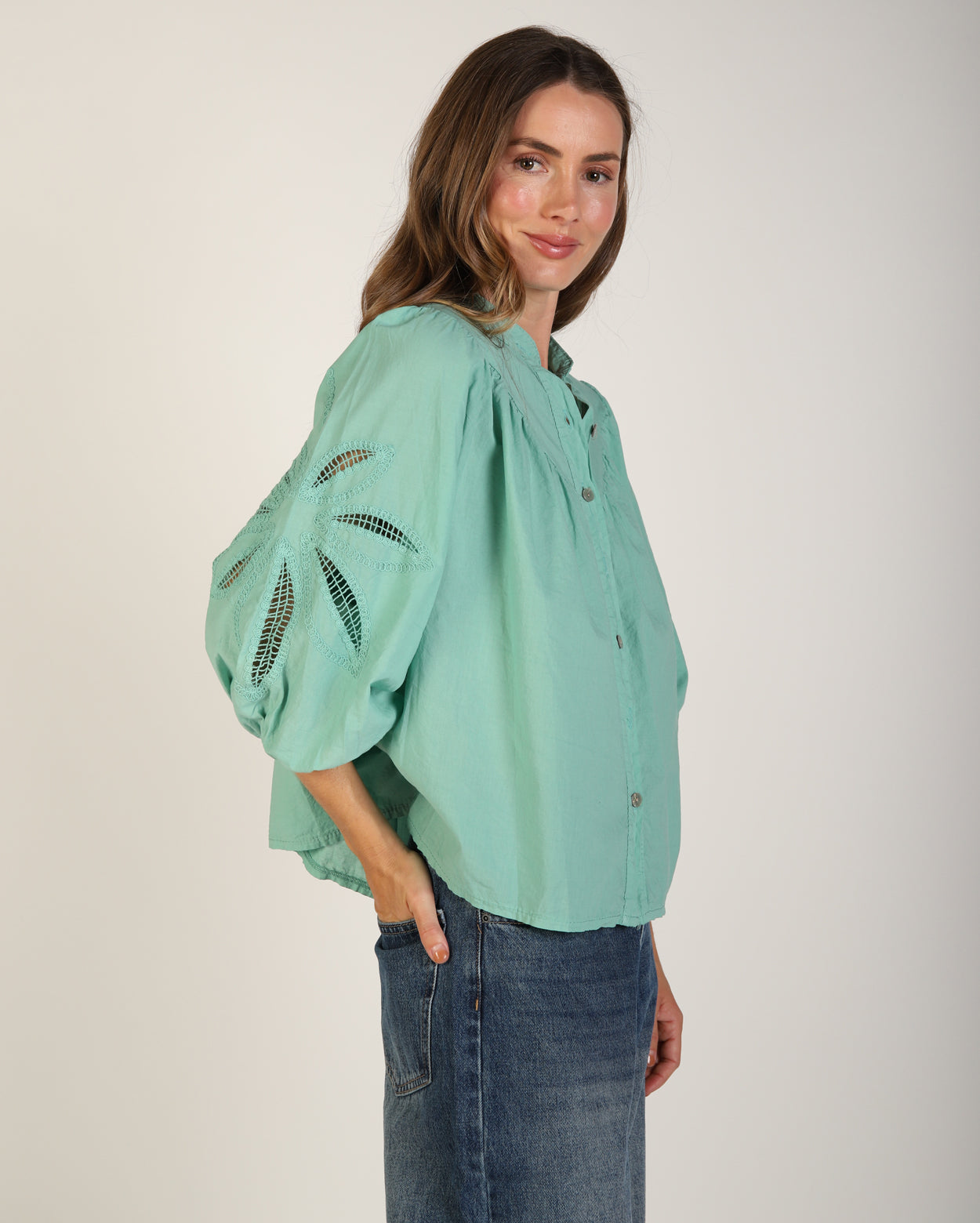 el81436925_averyshirt_picnic_min_3_1764638928