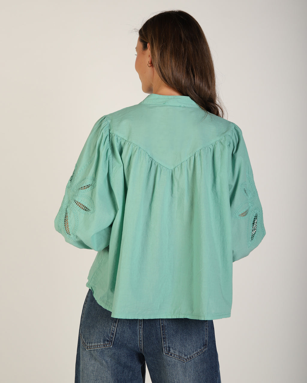 el81436925_averyshirt_picnic_min_4_1764638917