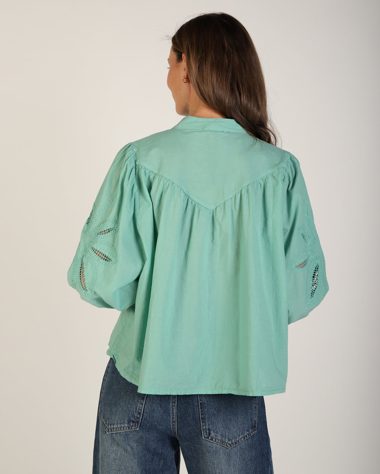 el81436925_averyshirt_picnic_min_4_1764638917