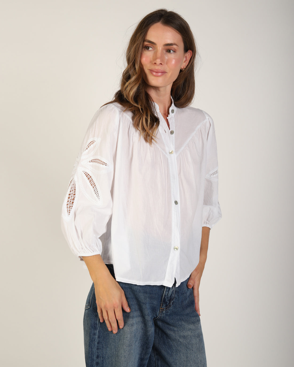 el81436925_averyshirt_picnic_whi_1_1764638926