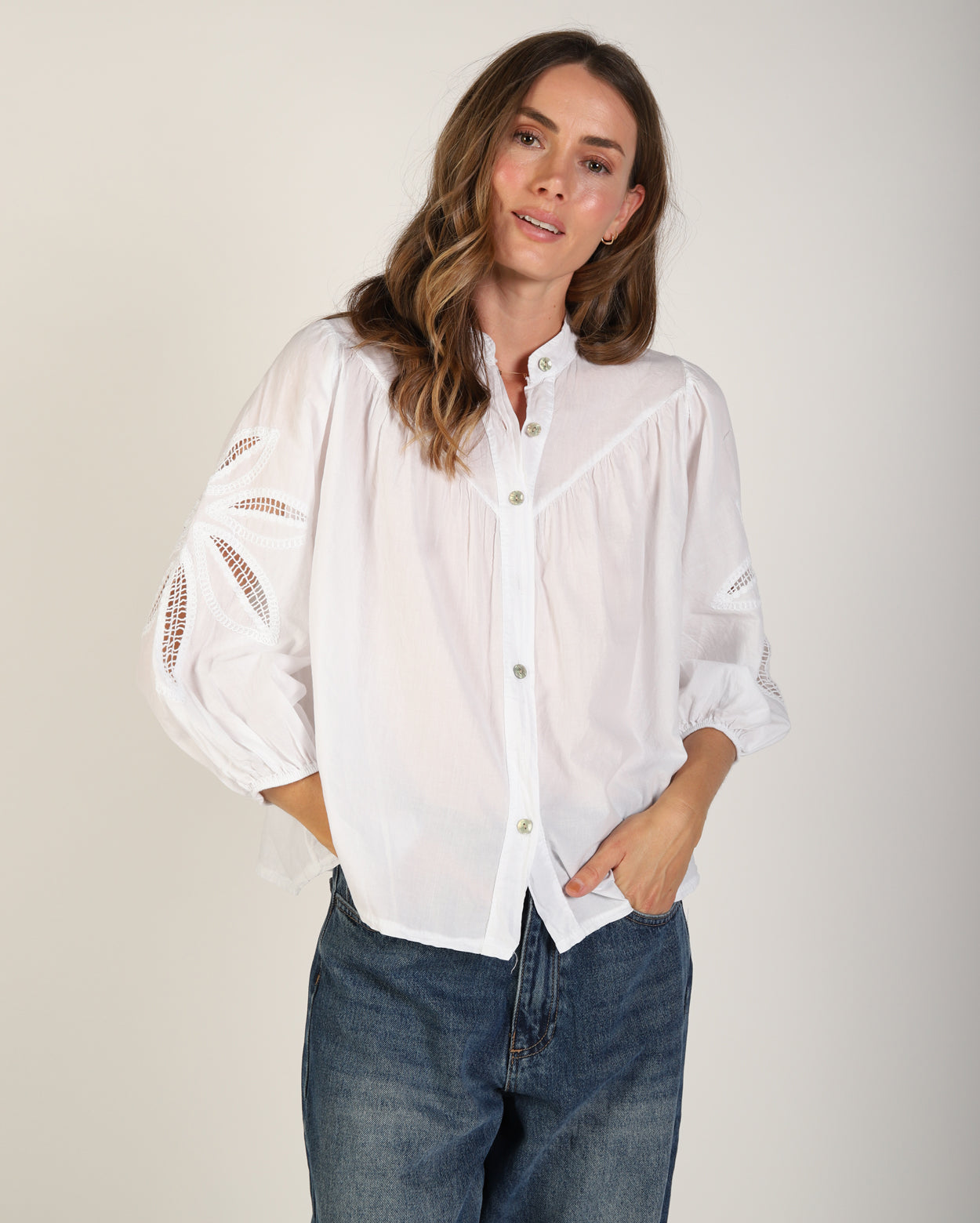 el81436925_averyshirt_picnic_whi_2_1764638924