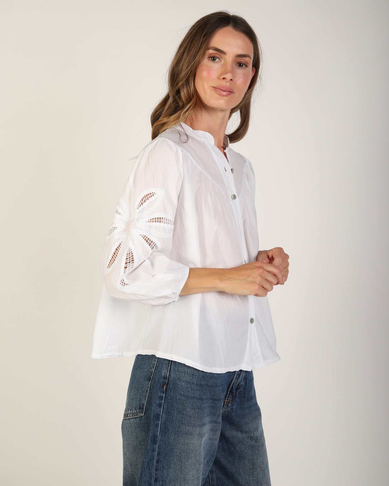 el81436925_averyshirt_picnic_whi_3_1764638931