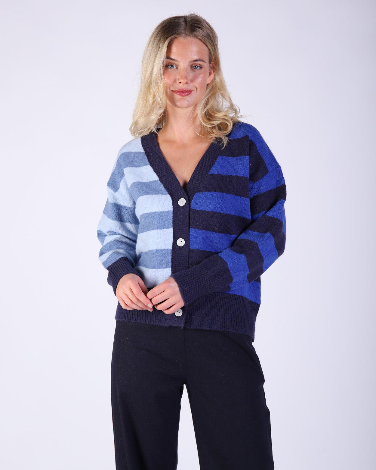 hc25063-1_sarastripecardigan_picnic_navmul_2_1764644550