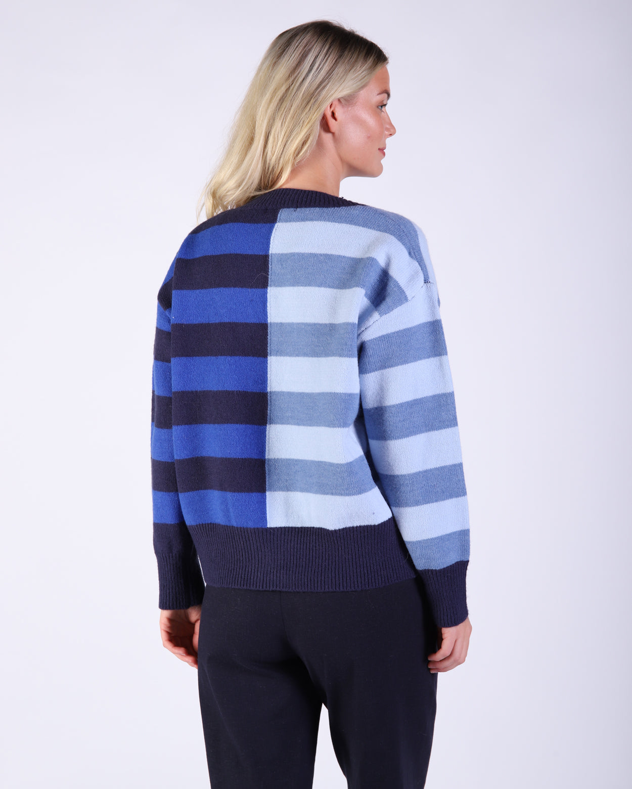 hc25063-1_sarastripecardigan_picnic_navmul_4_1764644548