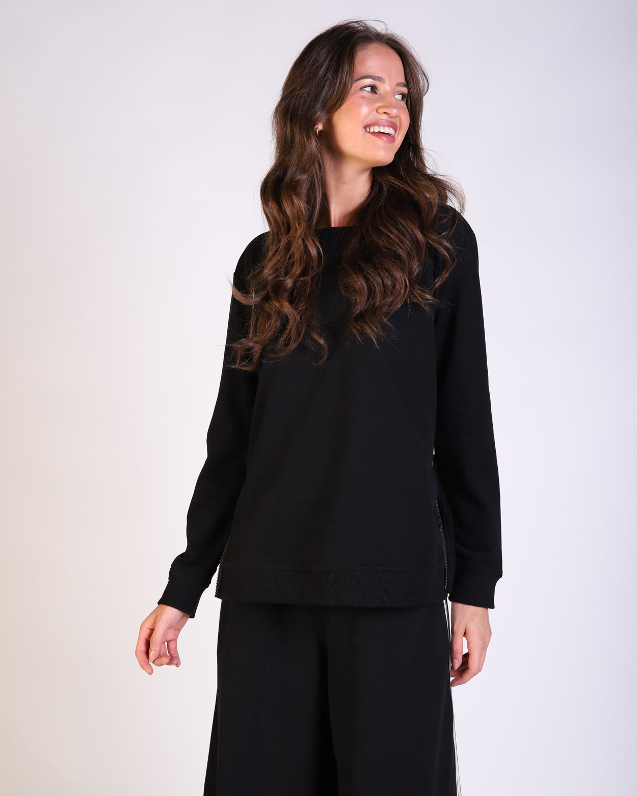 hl25016-1_adazipsweater_picnic_blk_1_1764644347