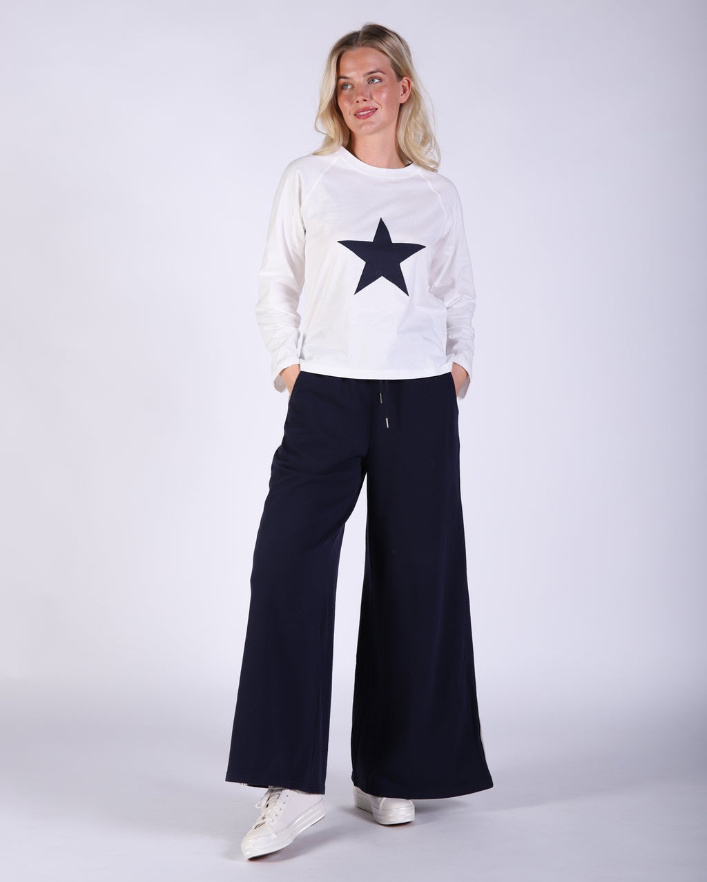 hl25017-2_adatrackpant_picnic_nav_1_1764646989