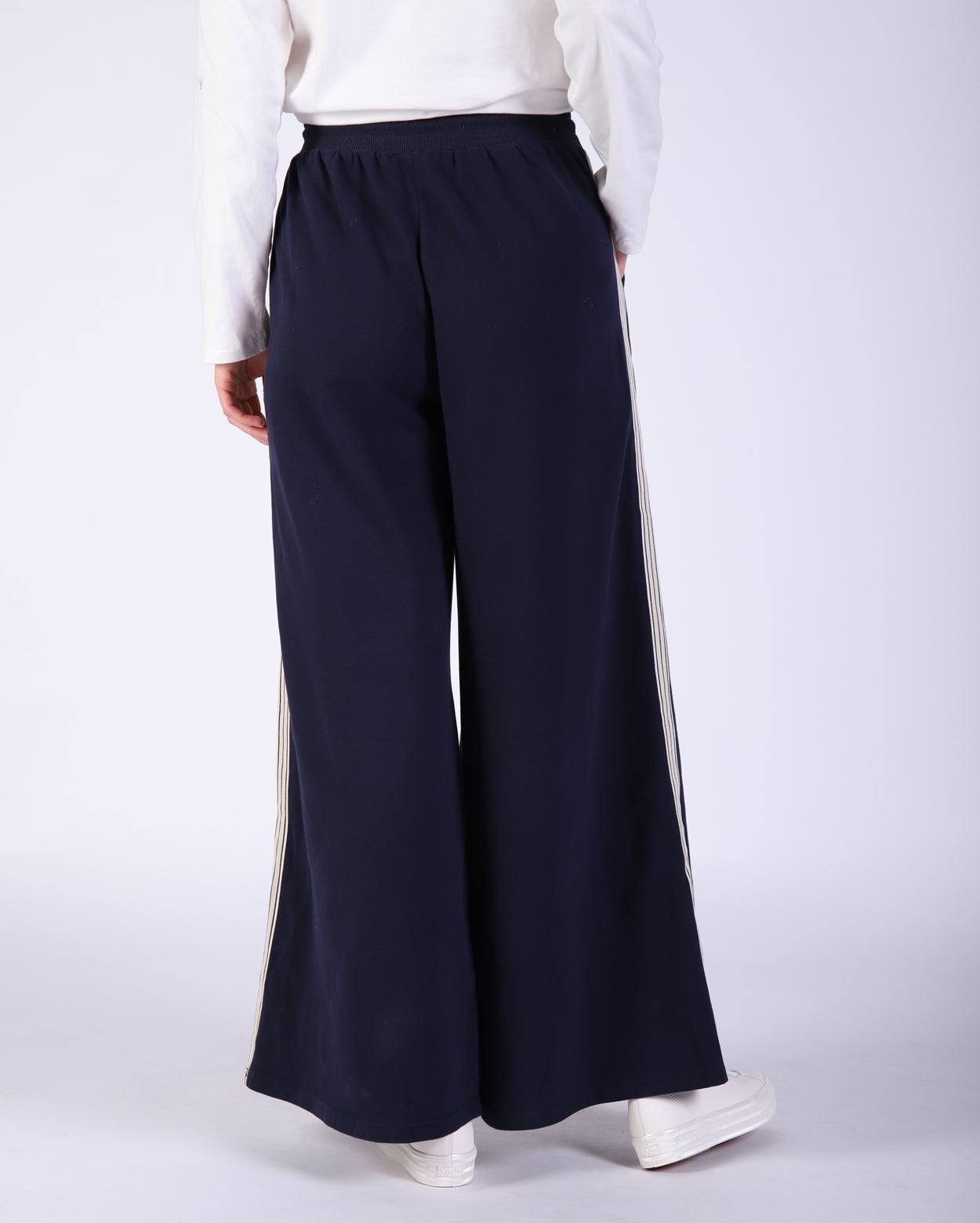 hl25017-2_adatrackpant_picnic_nav_4_1764646992